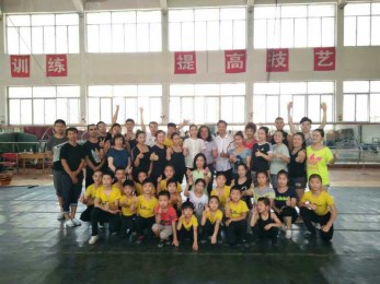 一堂生動的雜技表演課——著名雜技表演藝術(shù)家吳正丹、魏葆華到甘肅省雜技團交流