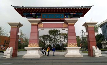 中國(guó)經(jīng)典舞劇《絲路花雨》走進(jìn)校園——西南民族大學(xué)學(xué)子領(lǐng)略滿滿敦煌絲路情