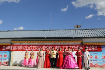 美麗草原，天籟傳愛(ài)——甘肅省歌舞劇院“紅色文藝輕騎兵”甘南夏河演出喜悅開(kāi)幕