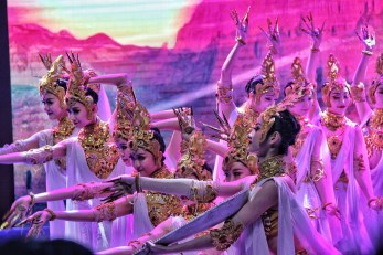 教育部、文化和旅游部、財(cái)政部2019年高雅藝術(shù)進(jìn)校園——中國經(jīng)典舞劇《絲路花雨》在濟(jì)南歷城二中華彩綻放