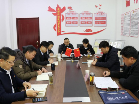 甘肅演藝集團(tuán)黨委委員、副總經(jīng)理張國偉為演出公司、舞美中心黨員干部職工 作黨的十九屆五中全會精神宣講
