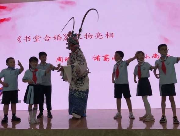 甘肅演藝集團話劇院聯(lián)合甘肅演藝集團秦腔藝術劇院在一只船小學開展戲曲進校園活動