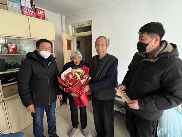 甘肅演藝集團舞美中心黨支部 開展2023年春節前期走訪慰問 退休職工主題黨日活動