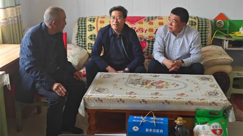 甘肅演藝集團(tuán)結(jié)對幫扶手拉手，關(guān)愛行動顯真情